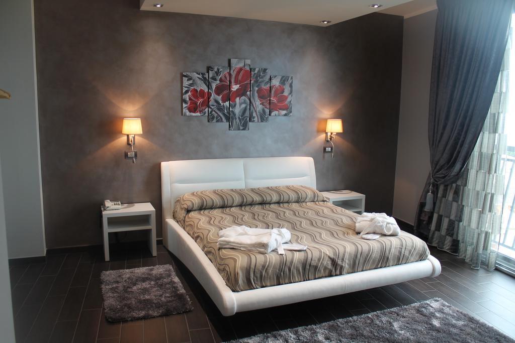 Hotel Mediterraneo โรเชลลา ยอนีกา ห้อง รูปภาพ