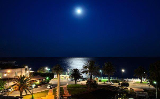 Hotel Mediterraneo โรเชลลา ยอนีกา ภายนอก รูปภาพ