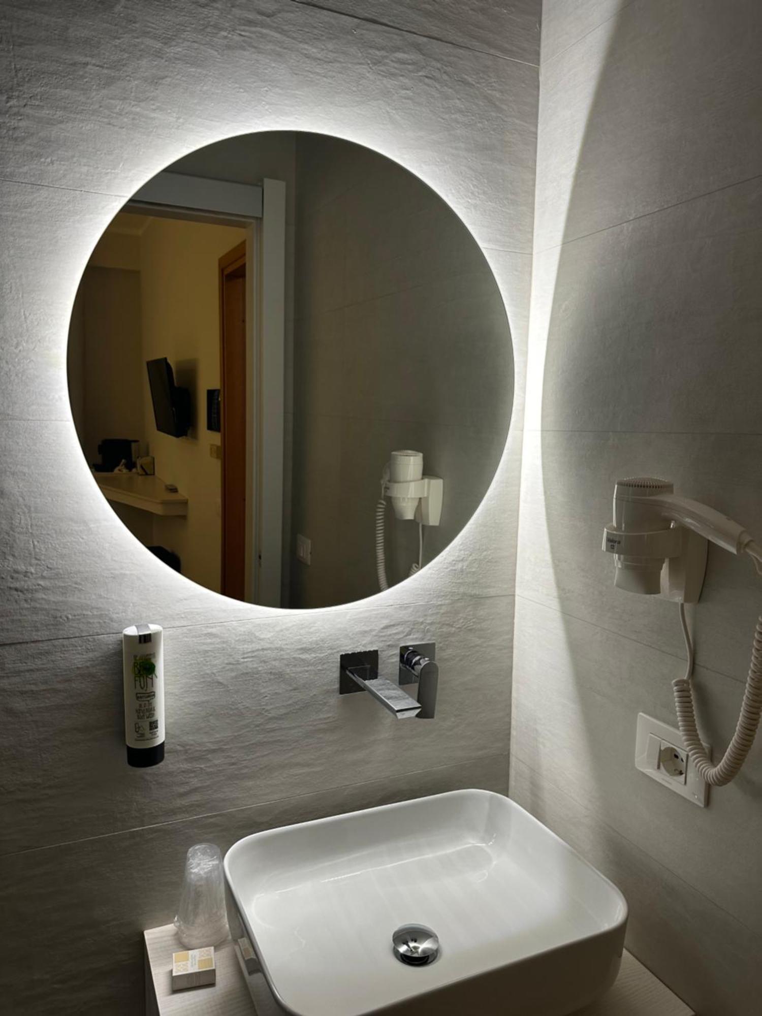 Hotel Mediterraneo โรเชลลา ยอนีกา ภายนอก รูปภาพ