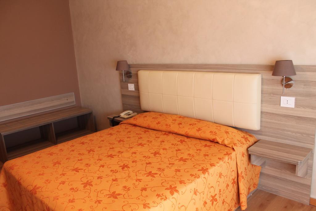 Hotel Mediterraneo โรเชลลา ยอนีกา ภายนอก รูปภาพ