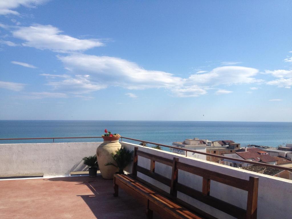 Hotel Mediterraneo โรเชลลา ยอนีกา ภายนอก รูปภาพ