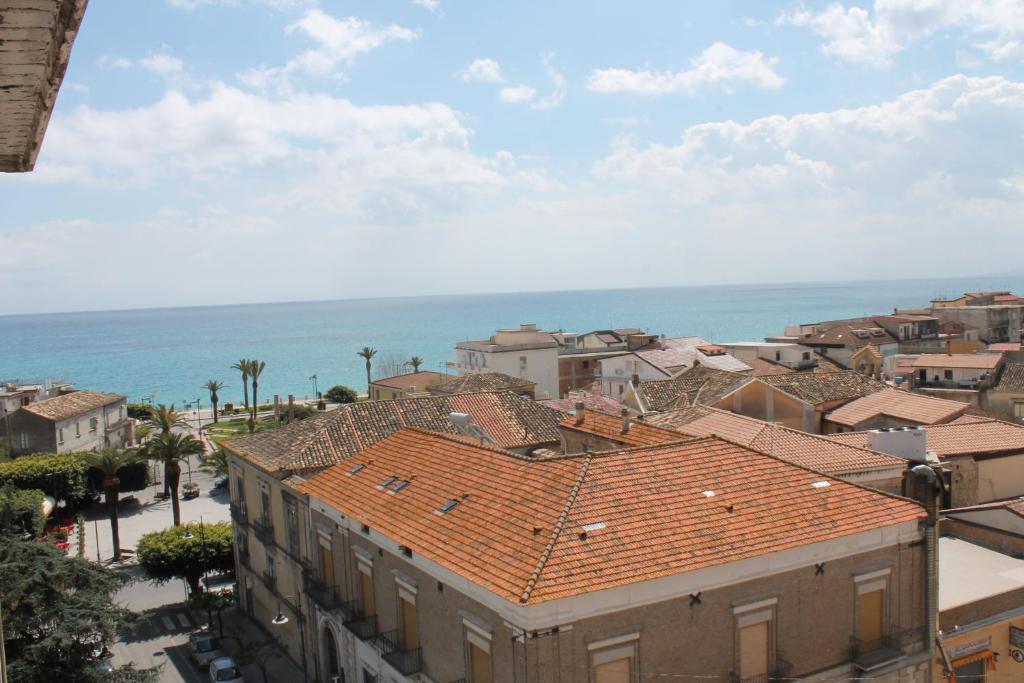 Hotel Mediterraneo โรเชลลา ยอนีกา ภายนอก รูปภาพ