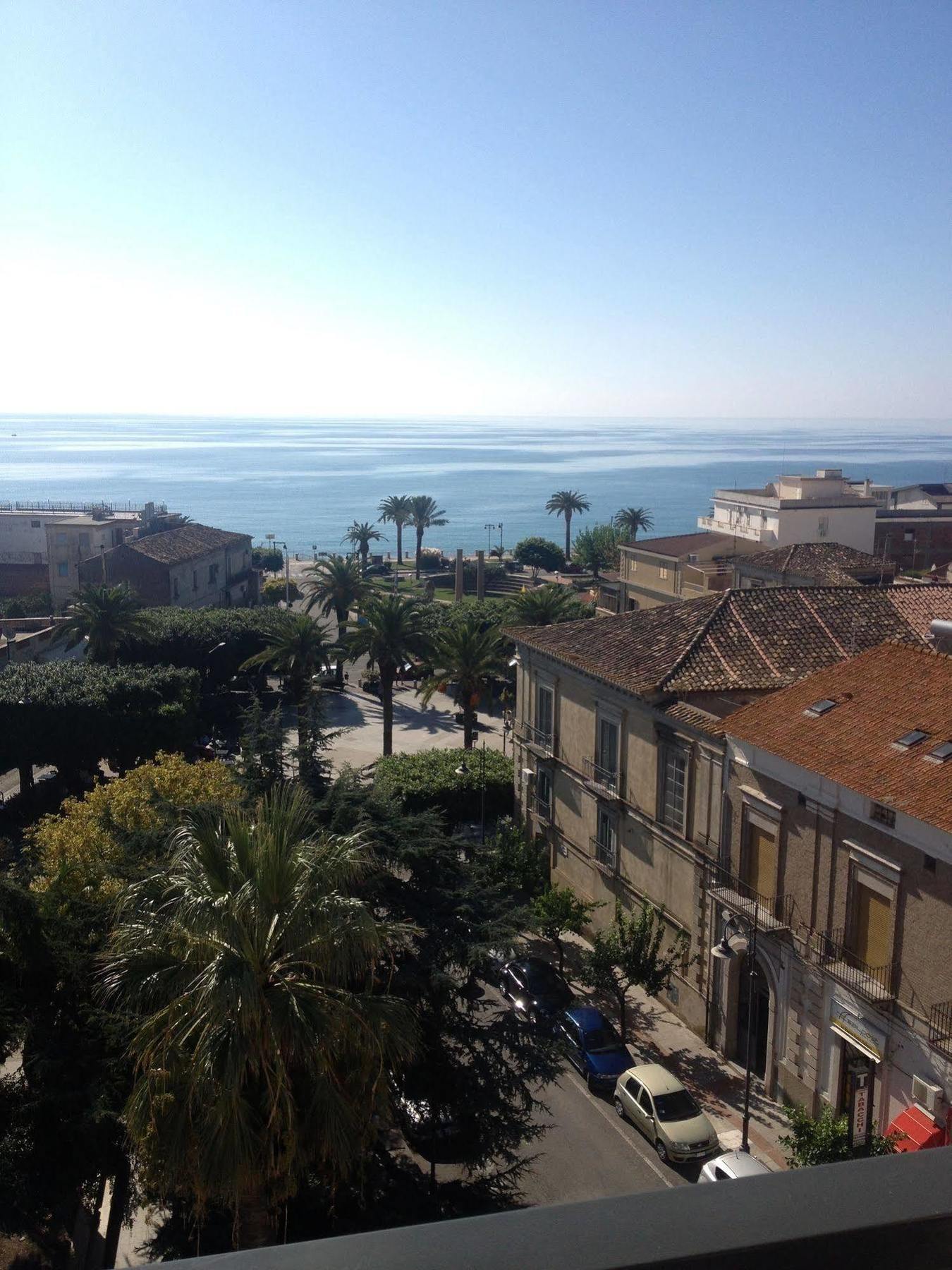 Hotel Mediterraneo โรเชลลา ยอนีกา ภายนอก รูปภาพ