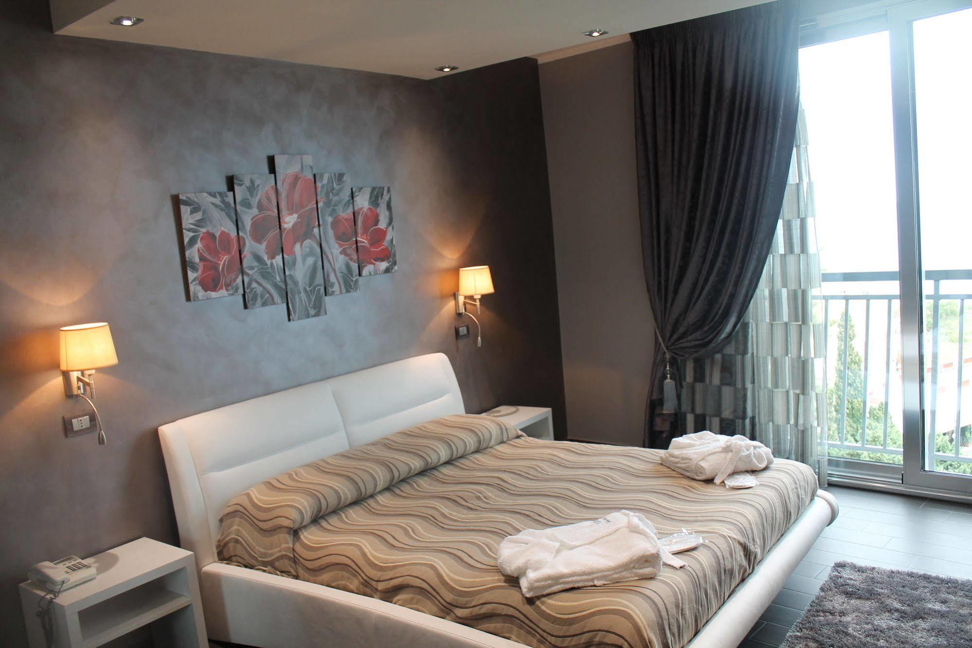 Hotel Mediterraneo โรเชลลา ยอนีกา ภายนอก รูปภาพ