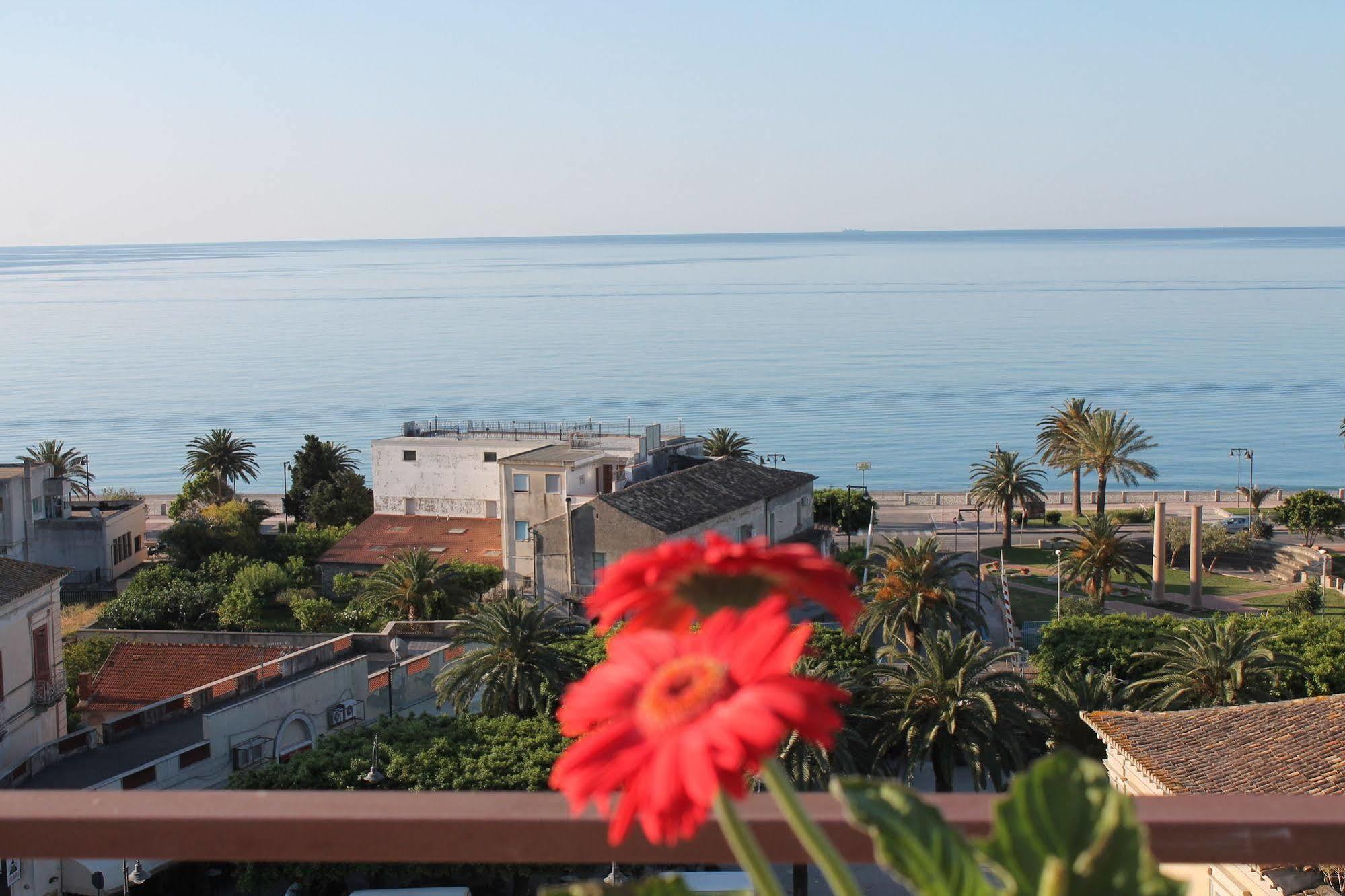 Hotel Mediterraneo โรเชลลา ยอนีกา ภายนอก รูปภาพ