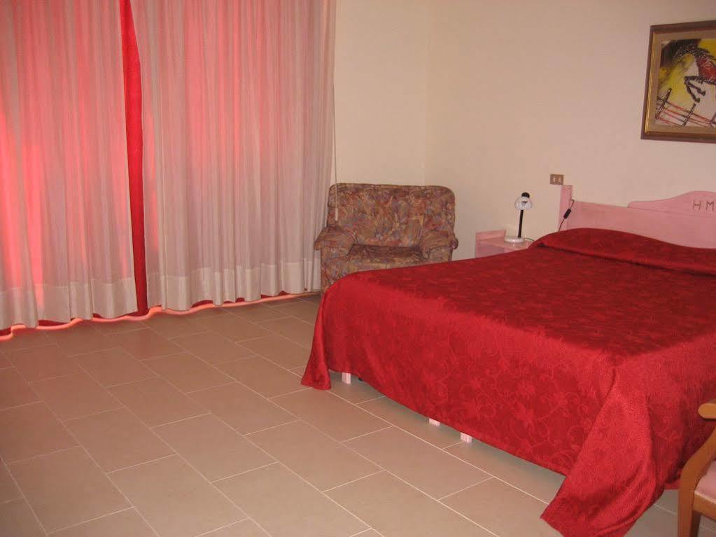 Hotel Mediterraneo โรเชลลา ยอนีกา ภายนอก รูปภาพ