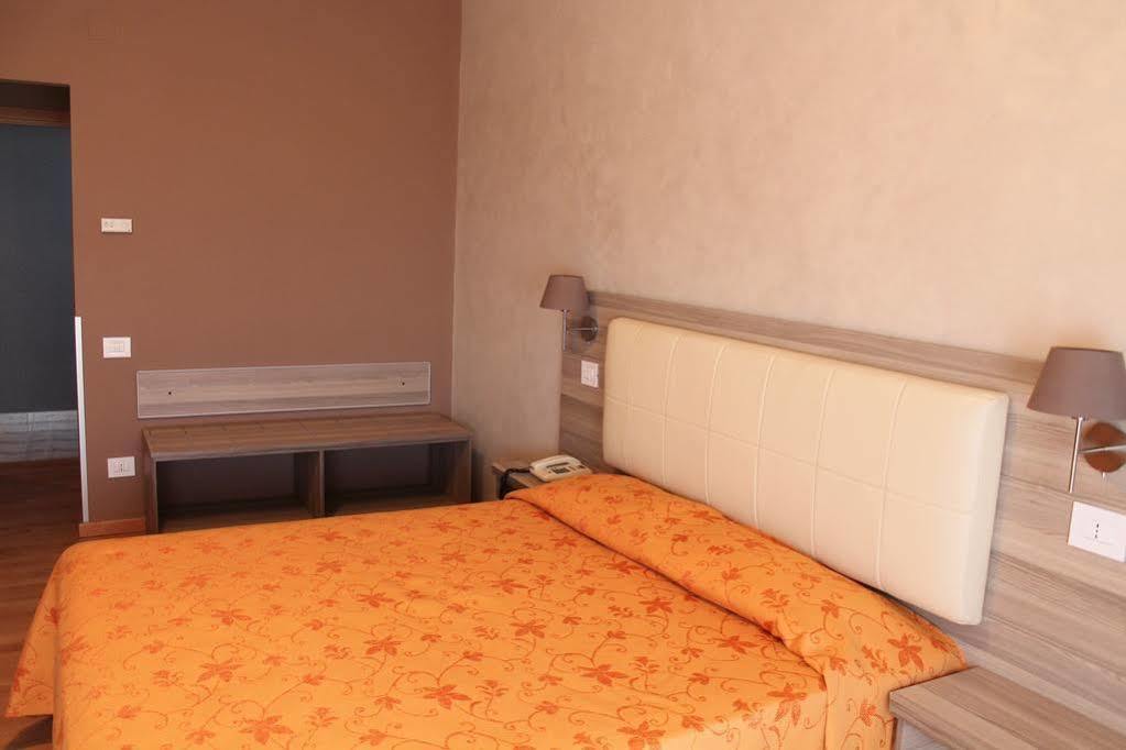 Hotel Mediterraneo โรเชลลา ยอนีกา ภายนอก รูปภาพ